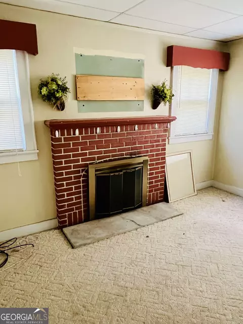 Living - 6 N Spring St, Claxton, GA 30417 photo 1 of 2