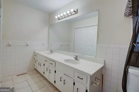 Bath - 202 E Wright St, Winder, GA 30680 photo 1 of 5