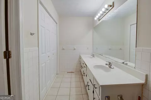 Bath - 202 E Wright St, Winder, GA 30680 photo 4 of 5