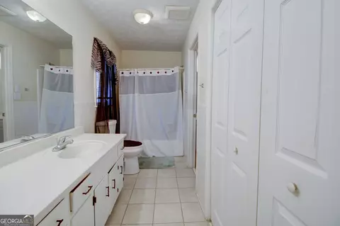 Bath - 202 E Wright St, Winder, GA 30680 photo 2 of 5