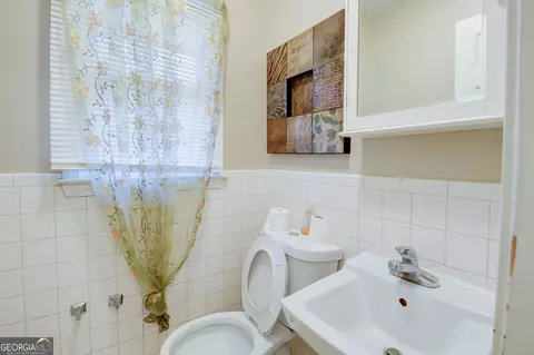 Bath - 202 E Wright St, Winder, GA 30680 photo 5 of 5