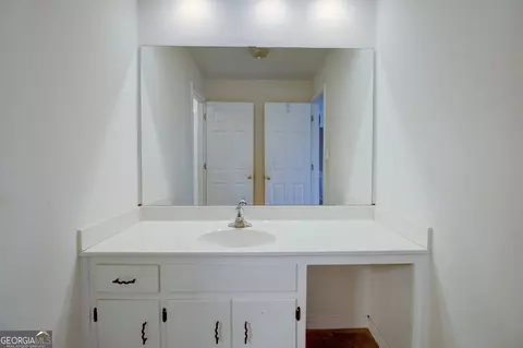 Bath - 202 E Wright St, Winder, GA 30680 photo 3 of 5