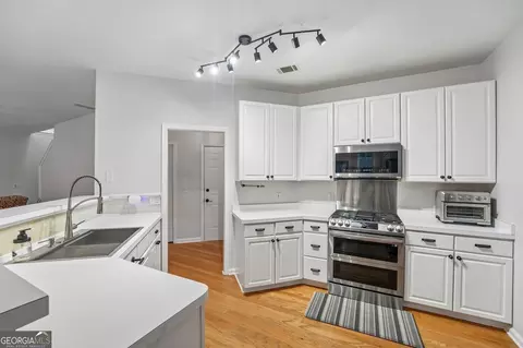 Kitchen - 195 Sable Pointe Dr, Milton, GA 30004 photo 4 of 5