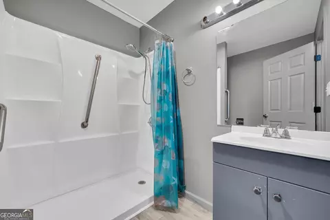 Bath - 393 N Red Rock Rd, Toccoa, GA 30577 photo 1 of 2