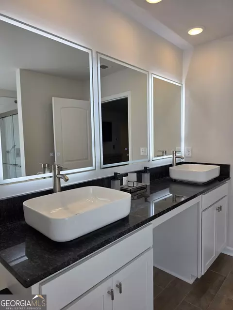 Bath - 205 River Meadow Dr, Lagrange, GA 30241 photo 2 of 6
