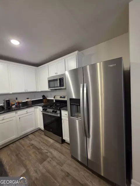 Kitchen - 205 River Meadow Dr, Lagrange, GA 30241 photo 5 of 6