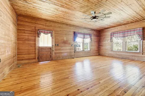 Living - 3213 Highway 326, Commerce, GA 30530 photo 2 of 6