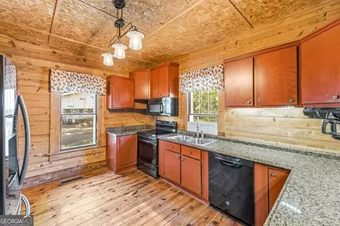 Kitchen - 3213 Highway 326, Commerce, GA 30530 photo 2 of 2