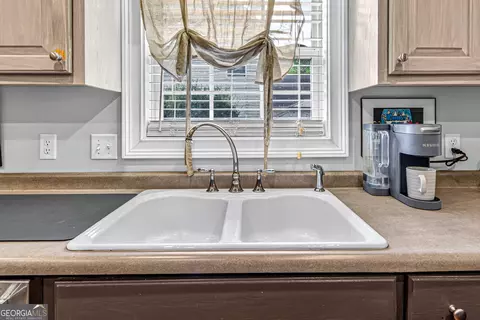 Kitchen - 223 Stonebrook Dr, Demorest, GA 30535 photo 5 of 6