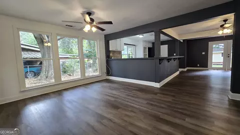 Living - 109 Meadowcliff Cir, Warner Robins, GA 31093 photo 5 of 7