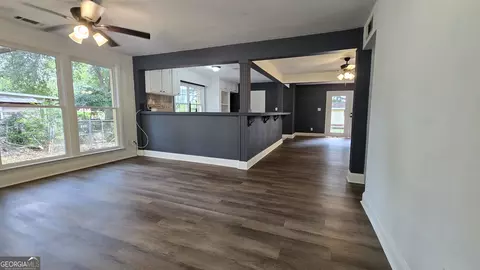 Living - 109 Meadowcliff Cir, Warner Robins, GA 31093 photo 6 of 7