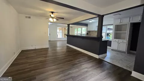Living - 109 Meadowcliff Cir, Warner Robins, GA 31093 photo 1 of 7