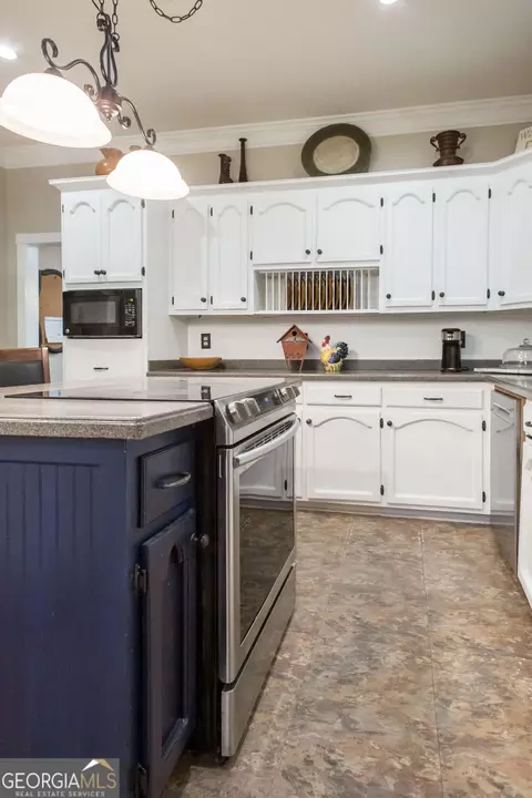 Kitchen - 8184 Clark Rd, Blackshear, GA 31516 photo 4 of 6
