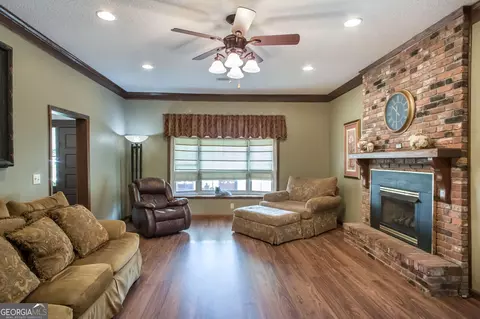 Living - 8184 Clark Rd, Blackshear, GA 31516 photo 2 of 4