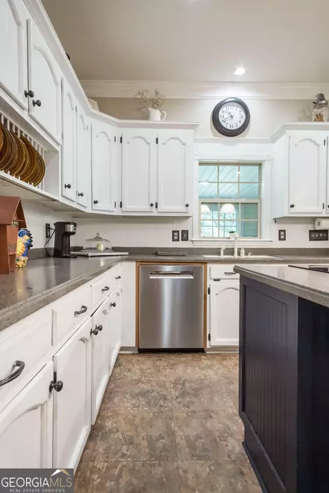 Kitchen - 8184 Clark Rd, Blackshear, GA 31516 photo 5 of 6