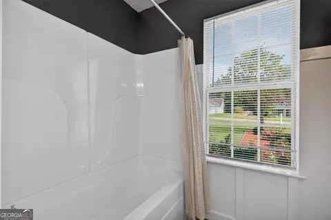 Bath - 412 Lexington Park Dr, Lagrange, GA 30241 photo 5 of 5