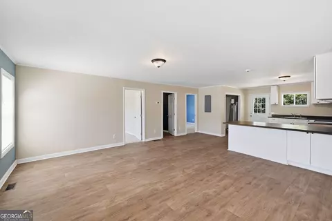 Living - 2421 E Silver Shoals Rd, Toccoa, GA 30577 photo 2 of 8