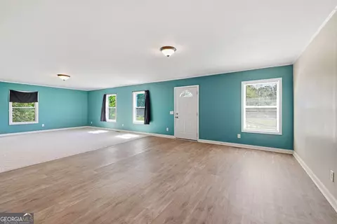 Living - 2421 E Silver Shoals Rd, Toccoa, GA 30577 photo 3 of 8