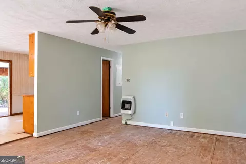 Living - 149 Keys Ferry Rd, Jackson, GA 30233 photo 3 of 4