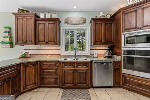 Kitchen - 490 Middle River Rd, Americus, GA 31709 photo 4 of 6
