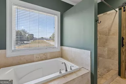 Bath - 112 E Stephens St, Winder, GA 30680 photo 2 of 4