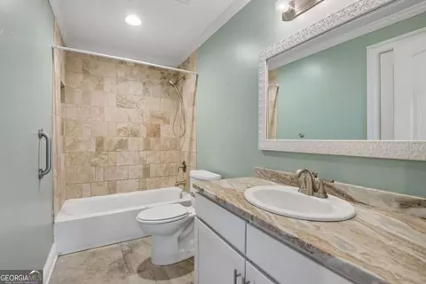 Bath - 112 E Stephens St, Winder, GA 30680 photo 4 of 4