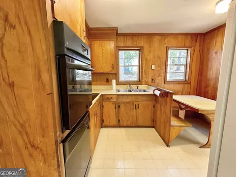 Kitchen - 136 S Chilton Cres, Lagrange, GA 30240 photo 2 of 3