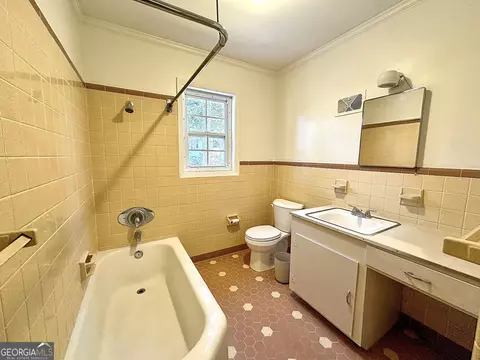 Bath - 136 S Chilton Cres, Lagrange, GA 30240 photo 1 of 3