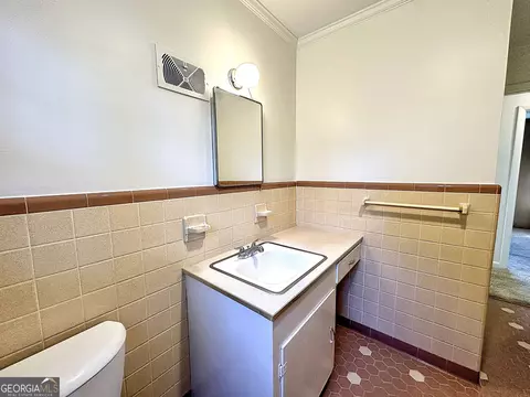 Bath - 136 S Chilton Cres, Lagrange, GA 30240 photo 2 of 3