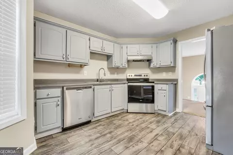 Kitchen - 105 Dawn Ct, Jackson, GA 30233 photo 2 of 5