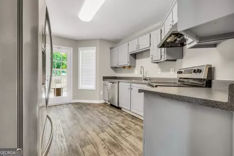 Kitchen - 105 Dawn Ct, Jackson, GA 30233 photo 4 of 5