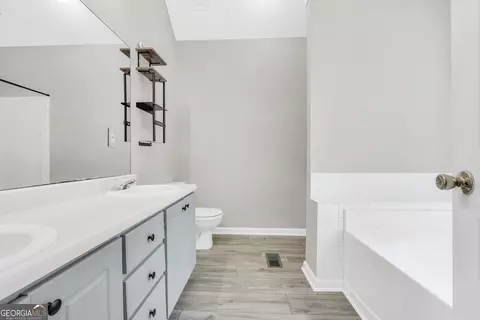 Bath - 105 Dawn Ct, Jackson, GA 30233 photo 2 of 8