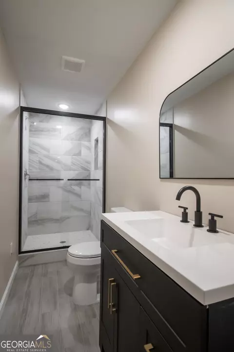 Bath - 160 Lake Forest Dr, Athens, GA 30607 photo 9 of 10