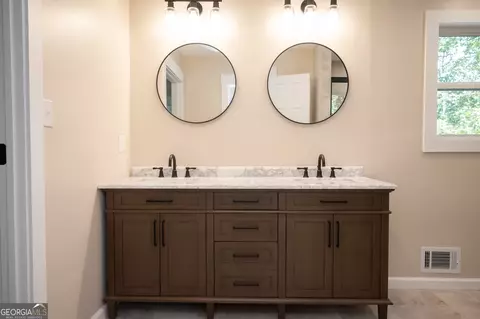 Bath - 160 Lake Forest Dr, Athens, GA 30607 photo 7 of 10