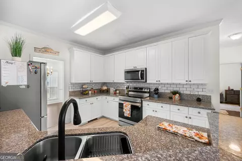 Kitchen - 207 Arthur Dr, Mcdonough, GA 30252 photo 4 of 6