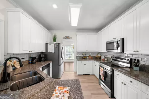 Kitchen - 207 Arthur Dr, Mcdonough, GA 30252 photo 5 of 6