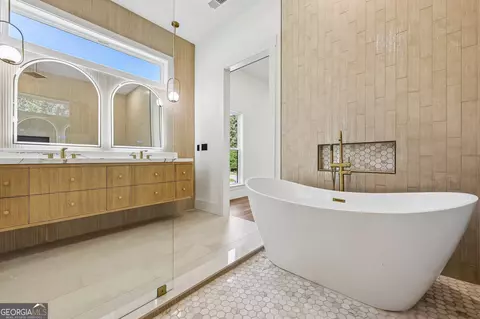 Bath - Undisclosed, Gainesville, GA 30506 photo 5 of 11