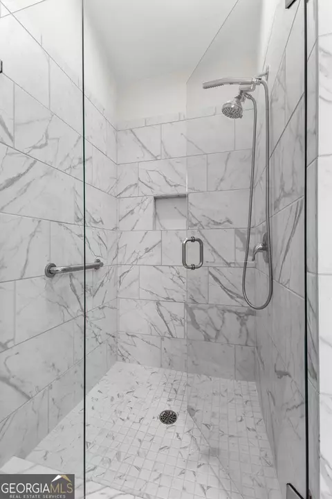 Bath - 557 Lago Ct, Lagrange, GA 30241 photo 4 of 9