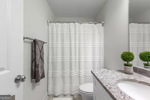 Bath - 557 Lago Ct, Lagrange, GA 30241 photo 8 of 9