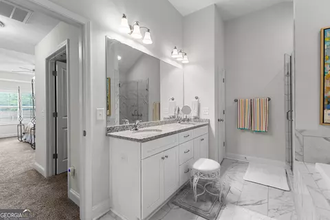Bath - 557 Lago Ct, Lagrange, GA 30241 photo 5 of 9