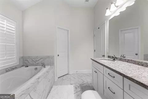 Bath - 557 Lago Ct, Lagrange, GA 30241 photo 2 of 9
