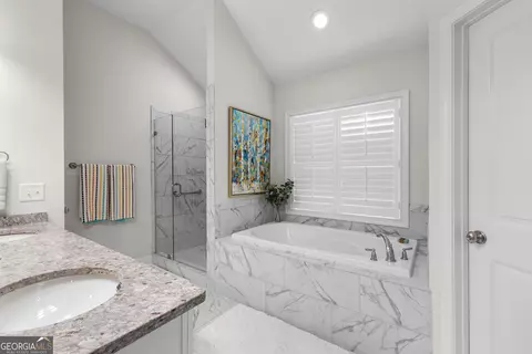 Bath - 557 Lago Ct, Lagrange, GA 30241 photo 6 of 9