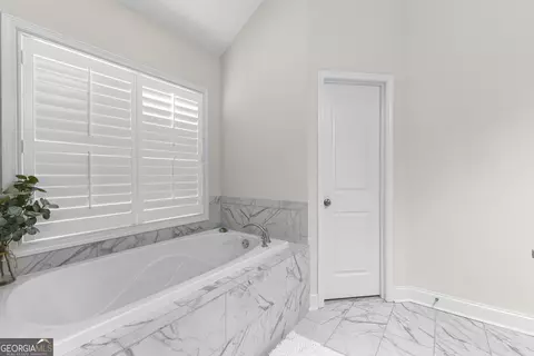 Bath - 557 Lago Ct, Lagrange, GA 30241 photo 3 of 9