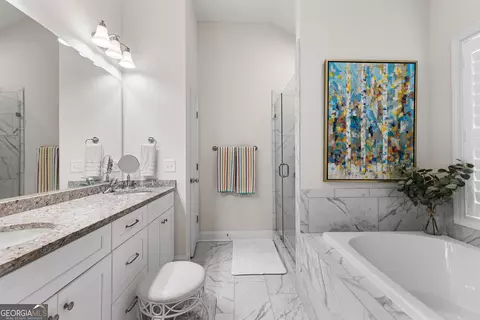 Bath - 557 Lago Ct, Lagrange, GA 30241 photo 1 of 9