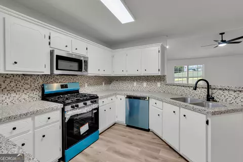 Kitchen - 284 Hobson Dr, Jasper, GA 30143 photo 4 of 5