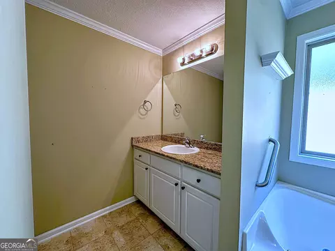 Bath - 950 John Lovelace Rd, Lagrange, GA 30241 photo 2 of 7