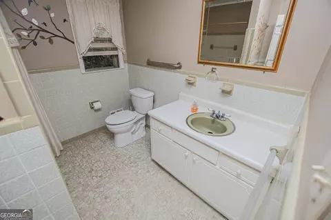 Bath - 677 Upper Caldwell Rd, Bowdon, GA 30108 photo 3 of 4