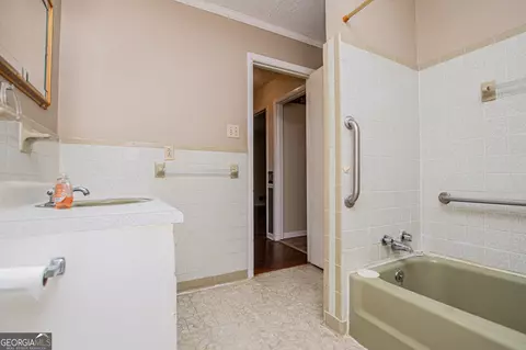 Bath - 677 Upper Caldwell Rd, Bowdon, GA 30108 photo 4 of 4