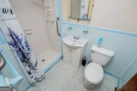 Bath - 677 Upper Caldwell Rd, Bowdon, GA 30108 photo 2 of 4