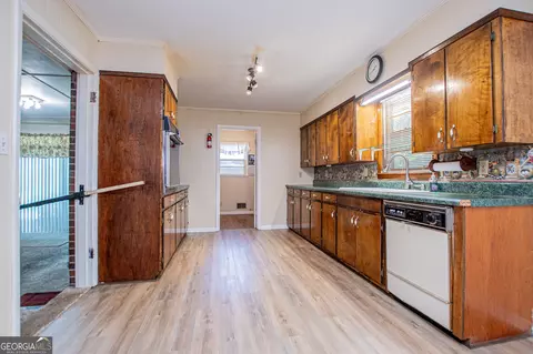Kitchen - 677 Upper Caldwell Rd, Bowdon, GA 30108 photo 4 of 5